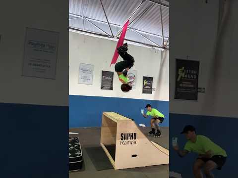 BACK FLIP NO 3º ANIVERSÁRIO DO GRUPO FRIENDS PATIS #patinsstreet #agressiveinline #joanacaroline