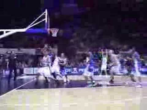 23 17-11-07 BCO-Mons - Elvir Ovcina scoort boven de Bergen u