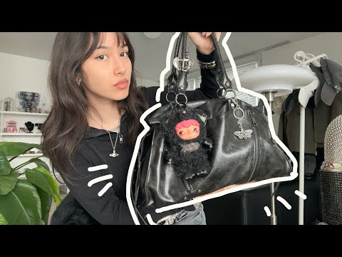 ASMR ☆ WHATS IN MY BAG (whispers, tapping,…)
