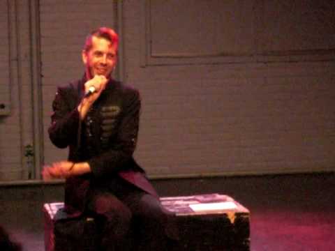 Thoma sjunger ”Ik Hou Van Jou” i Arnhem, Nederländerna, i maj 2009.