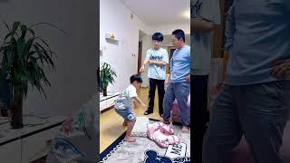 真是一物降一物，爸爸怎么哄都不行，哥哥一句废话没有，弟弟乖乖听话#爸爸带娃