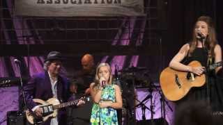 Lennon and Maisy Stella at AMA Awards - &#39;Ho Hey&#39; (Nashville, 2013)