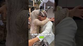 Download lagu The touching moment when the groom's wedding ceremony was over and he immediately hugged his moth... mp3