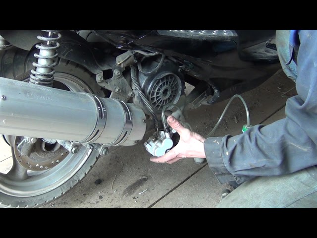 Прокачка переднего тормоза скутера. Прокачка тормозов на скутере. Покраска мопеда альфа. Как прокачать мопед. Как прокачать мопед.