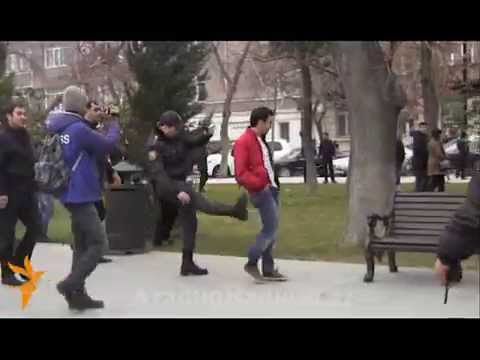 Polis gənci belə təpiklədi, vurdu - 13 saniyə