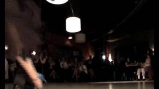 Ernesto y Stella Baez bailan en la milonga de Ana y Luis 2