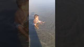 preview picture of video 'Anak berenang di laut'