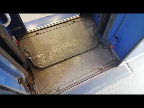 Otevírání a zavírání dveří v rychlíku.