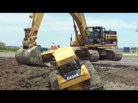 A nagy testvér kimenti a bajbakerült kis öcsiket!