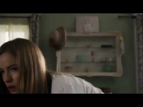 Willa Fitzgerald looking good in jeans 01