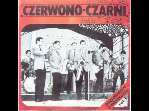 czerwono-czarni pod papugami