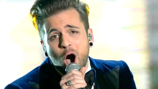 SANREMO 2017 FINALE ALESSIO BERNABEI NEL MEZZO DI UN APPLAUSO