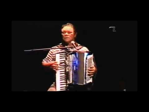 Dominguinhos improvisando no forró pé de serra.