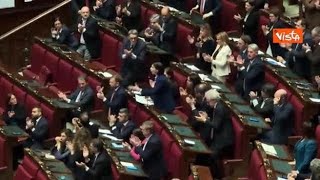 Schlein a Meloni: Non si preoccupi toccherà a noi, standing ovation e abbracci per la leader Dem