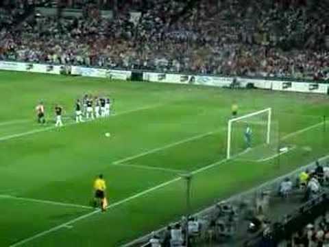 Feyenoord's Luigi Bruins mist penalty tegen Liverpool