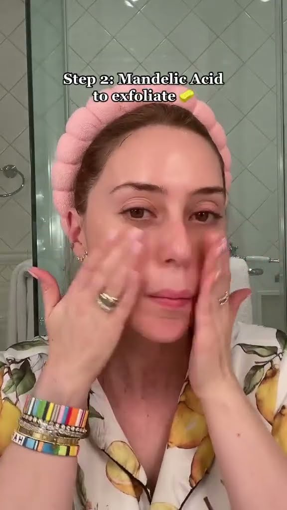 Malam adalah waktu terbaik buat merawat kulitmu! 🌙✨ Coba deh 5 langkah skincare ini untuk bangun dengan wajah fresh da...