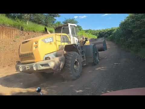 Carregamento de terra para jogar no aterro de casa na cidade serrana São Paulo