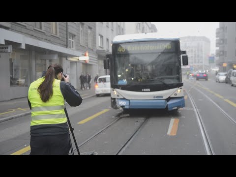 Zürich ZH: Auto kollidiert mit Bus