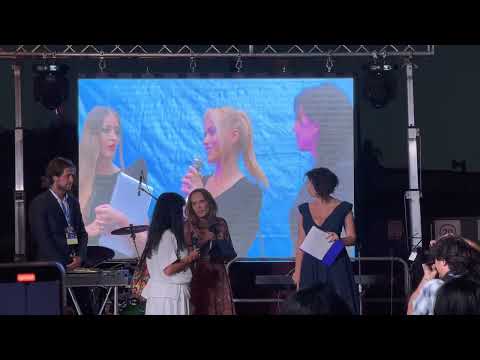 Angela Zampella, Direttrice del Dipartimento di Farmacia, ritira il Premio Università 2022