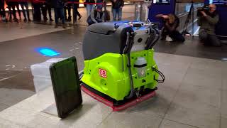 Wettbewerb der Reinigungsroboter | Adlatus CR 700