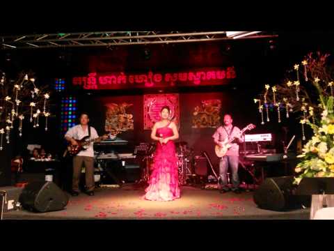 Hak Heang restaurant 2014 - Khun Daravatey performs " Porp Som-nang"