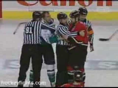 Travis Moen vs Chris Simon