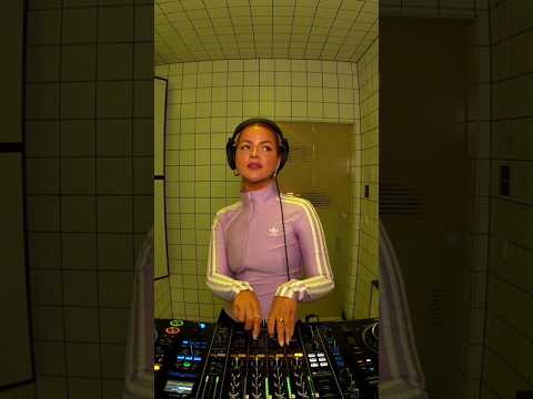 Harriet Jaxxon at HÖR Berlin. Full set’s up in our library!