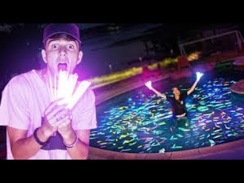 FIZEMOS NOSSA PISCINA BRILHAR NO ESCURO! ( Pulseira Neon )