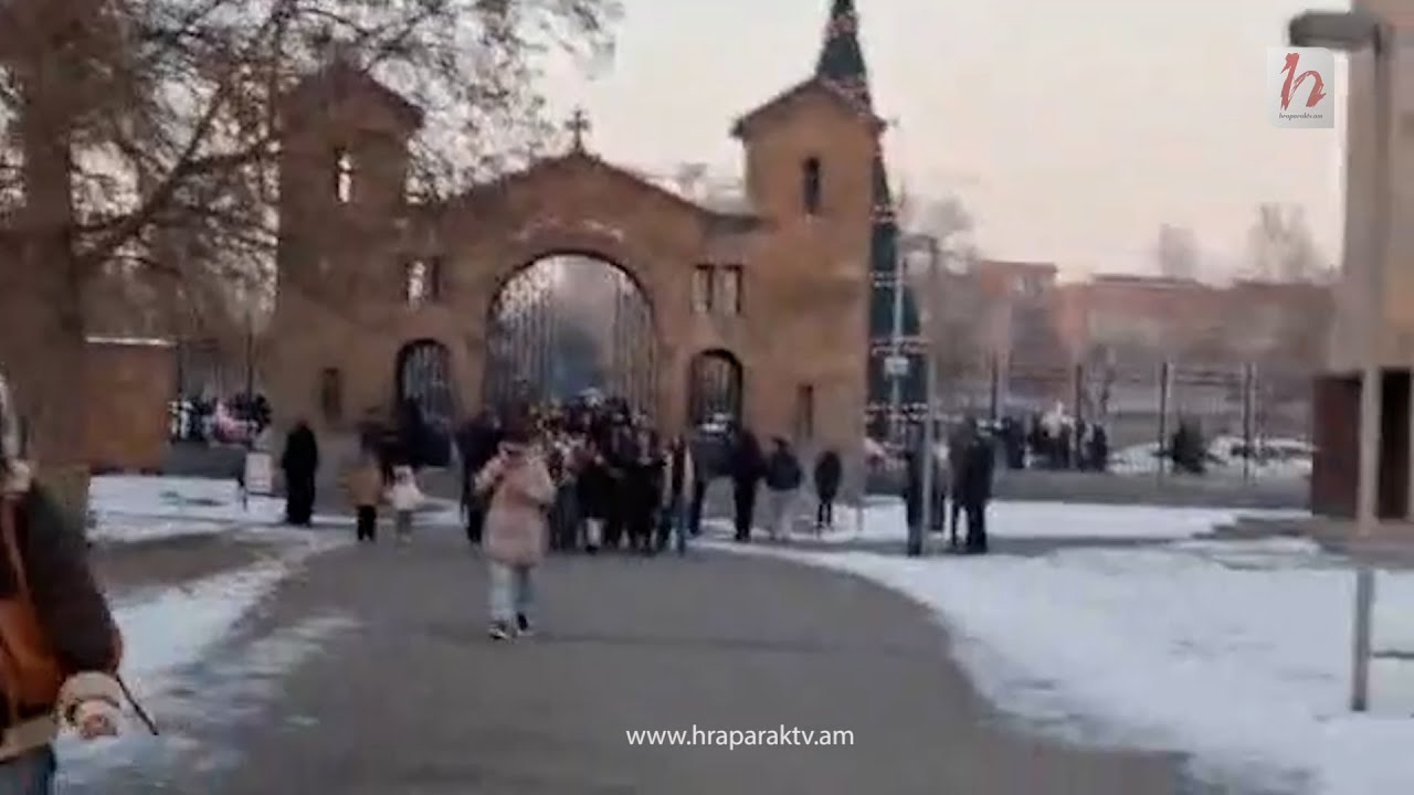 Հարյուրավոր քաղաքացիներ գնում են Մայր Աթոռ