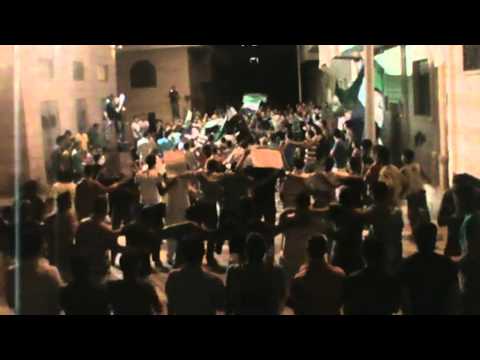 أبو صهيب ينشد "شهيدنا راح" في مظاهرة مسائية في حي طريق حلب في مدينة حماة