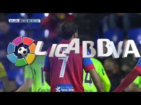 Lanzamiento de falta de Verza que despeja la zaga del Getafe