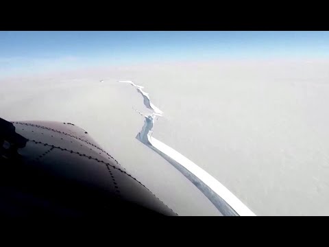 巨大な氷山が南極沖に浮かんでいる