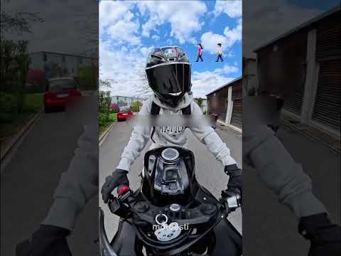 Cô gái biker này giả làm con trai và điều xảy ra sau đó 😂