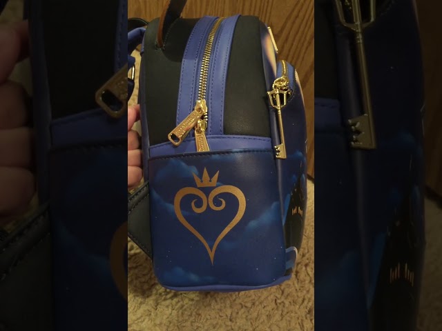 Vídeo relacionado con Loungefly - Walt Disney - Kingdom Hearts Mickey Mouse - Mini Backpack - Exclusiva Amazon - Bolso Coleccionable - Idea de Regalo - Mercancia Oficial - para Chicos, Chicas Hombres y Mujeres