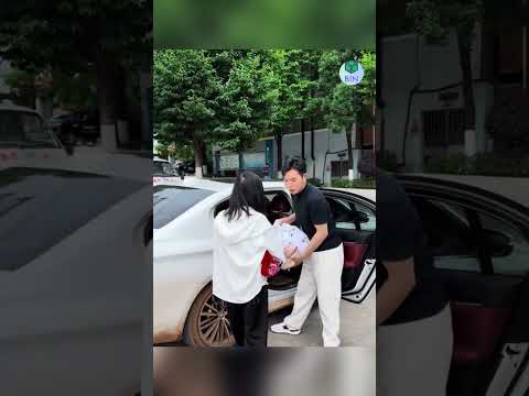 Anh tài xế tốt bụng giúp đỡ 2 mẹ con khó khăn trên đường