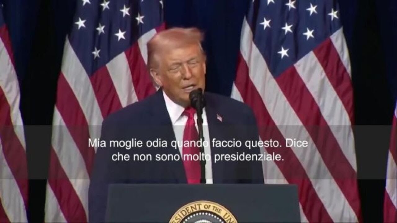 Trump imita atleta trans in una gara sollevamento pesi: Mia moglie odia se lo faccio
