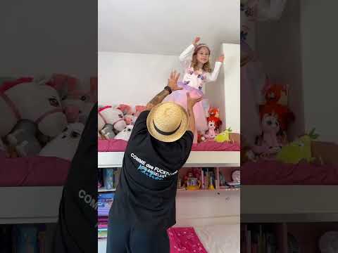 Giorgia cade dal letto a castello mentre balla con Papà Salvo! #shorts