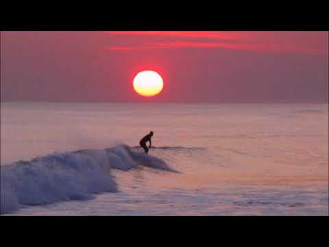 Solida surfo kaj amuza ŝvelas ĉe Rockaway Beach