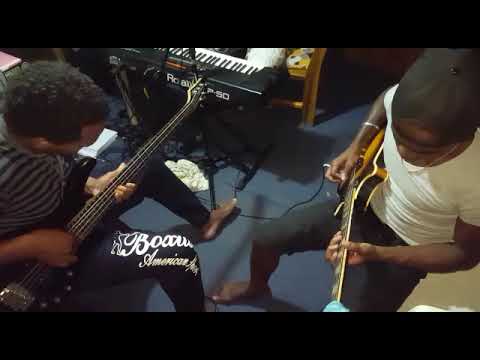 Realdochampionsound X Mace Man Play Guitaar