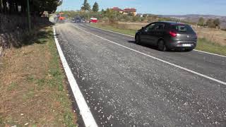 si-apre-la-sponda-del-camion-breccia-sulla-strada