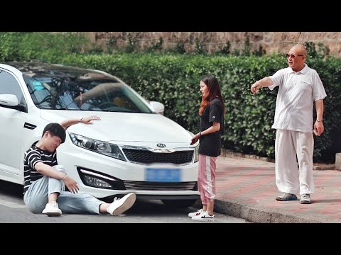 小伙街頭故意碰瓷