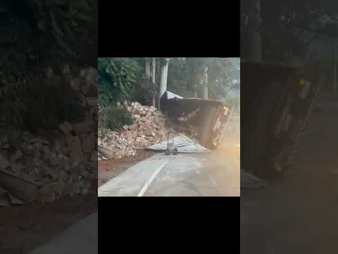 Caminhão tomba na SC-305 e motorista sai ileso em São Lourenço do Oeste