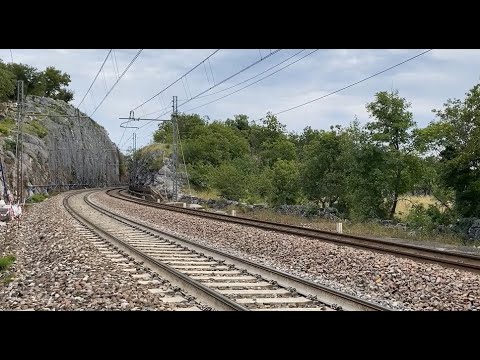 TRENO IN TRANSITO nell'altopiano roccioso del CARSO nei dintorni di TRIESTE/VILLA OPICINA...