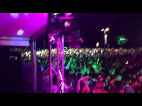 Mobin Master vs Tate Strauss "BOOYAH RAVE REPEAT" mashup in GLENELG, AUS