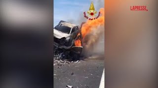 Scontro fra tir sulla A21, si incendia una bisarca: muore un camionista