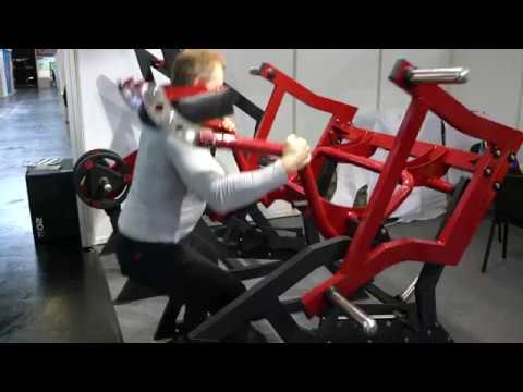 Michael Gundill teste une copie de machine à squat Rogers