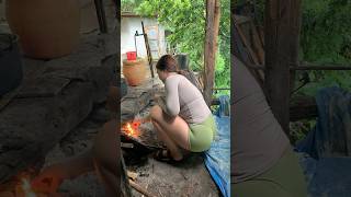 Download lagu hujan-hujan menghidupkan api di kompor tungku batu bata mp3