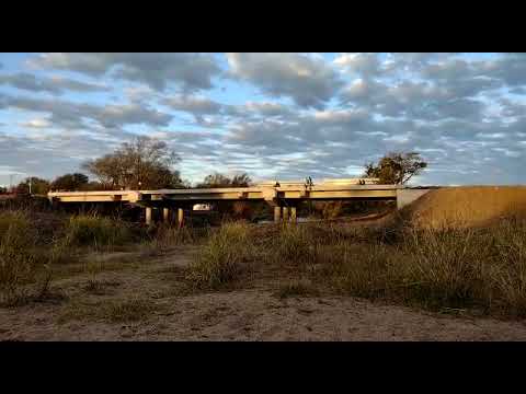 Motociclistas transitan por el puente nuevo que aún no está habilitado