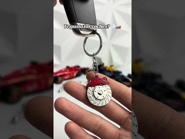 Vídeo relacionado con VAGCARS Llavero de coche de carreras, llavero deportivo F1, llavero de metal modelo de carreras, llavero de coche, accesorio de llavero, regalos de Fórmula 1 para niño, hombre, mujer, fanático de las