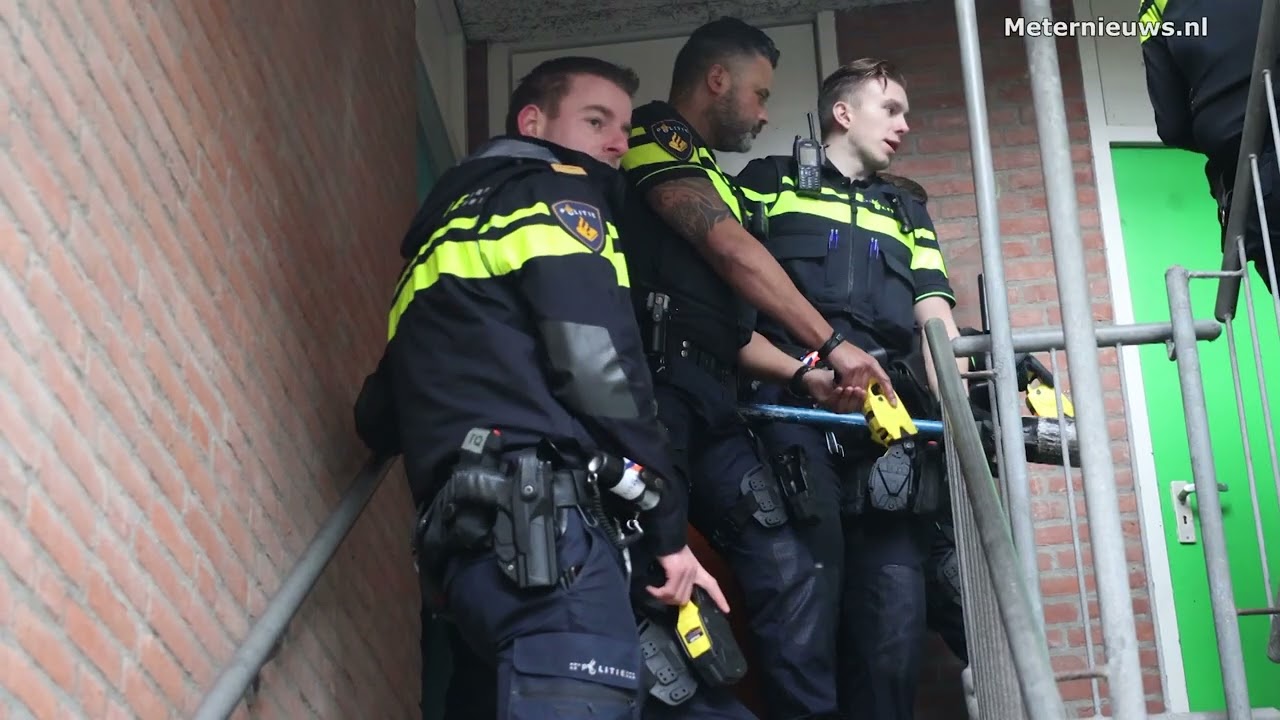 Politie forceert deur en valt woning in Groningen binnen(Video)